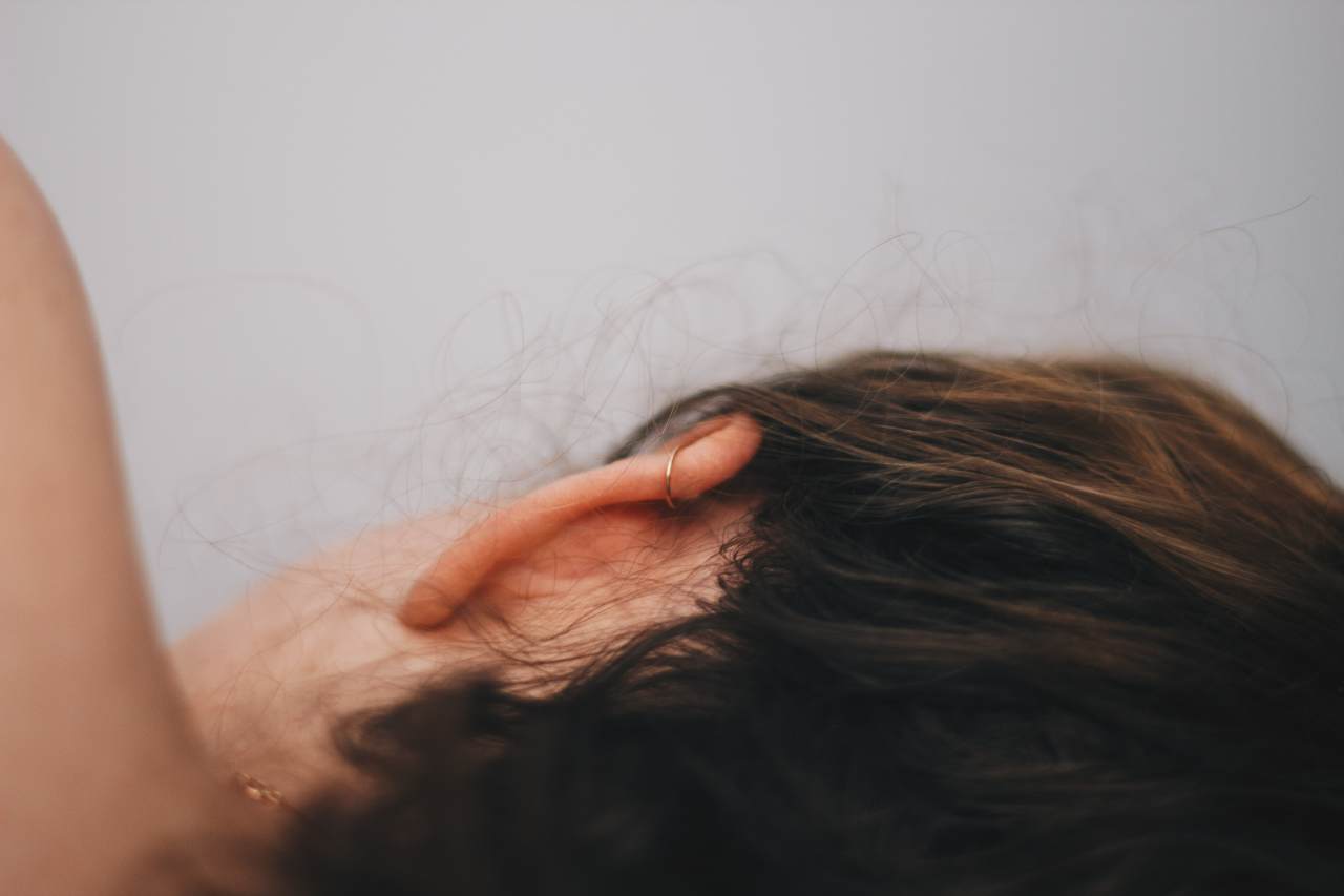 femme qui a des accouphenes femme réveillée souffrant insomnie